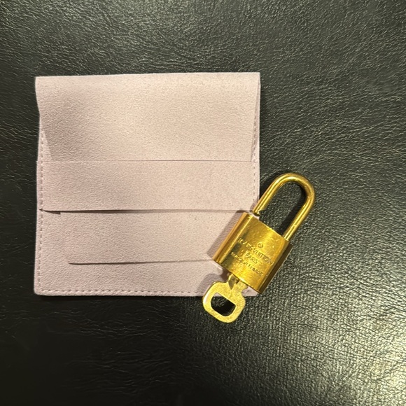 Louis Vuitton Lock & Key 311 - Picture 4 of 4